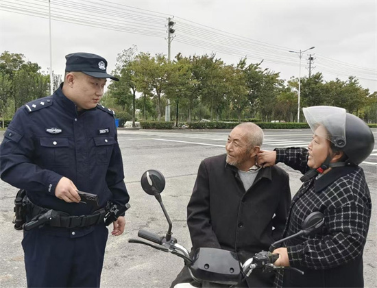 盐城市大丰区公安局城东派出所：民警暖心帮助迷路老人回家