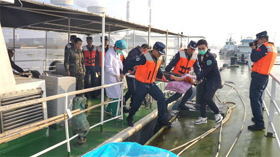 盐城海警局紧急救助受伤渔民