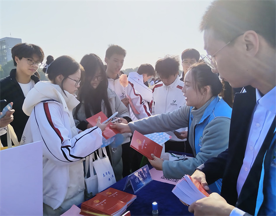 “弘扬宪法精神 增强法治观念” 扬州仪征市多形式开展宪法宣传活动