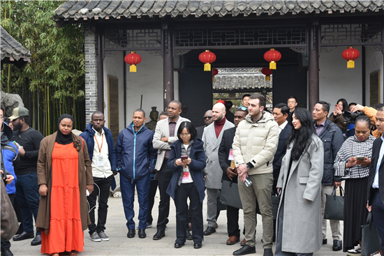 恩来干部学院举办“一带一路”青年外交官体验“二月二”民俗文化交流活动_fororder_图片3
