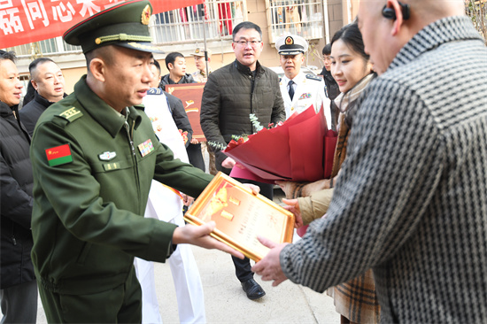 “技能比武勇夺金 立功喜报送家门” 徐州市鼓楼区人武部为荣立二等功现役军人送立功喜报