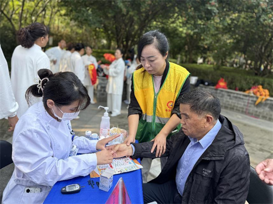 盐城亭湖：重阳金秋“亭颐养” 敬老爱老暖“夕阳”