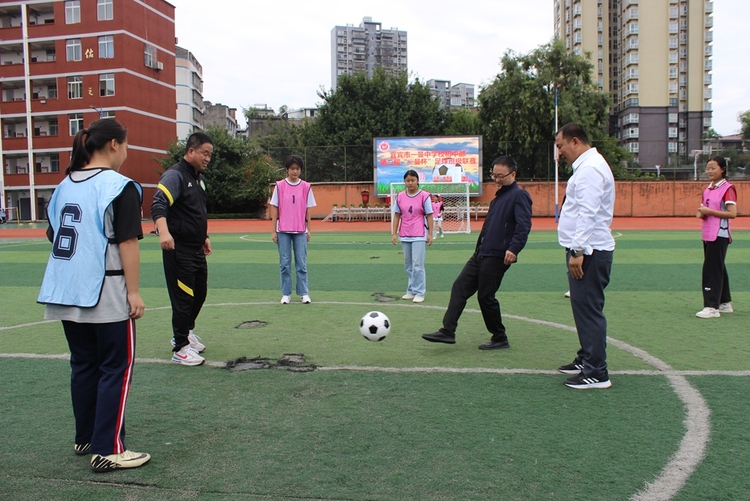 宜宾市一曼中学校足球训练基地授牌暨班级联赛开幕式举行