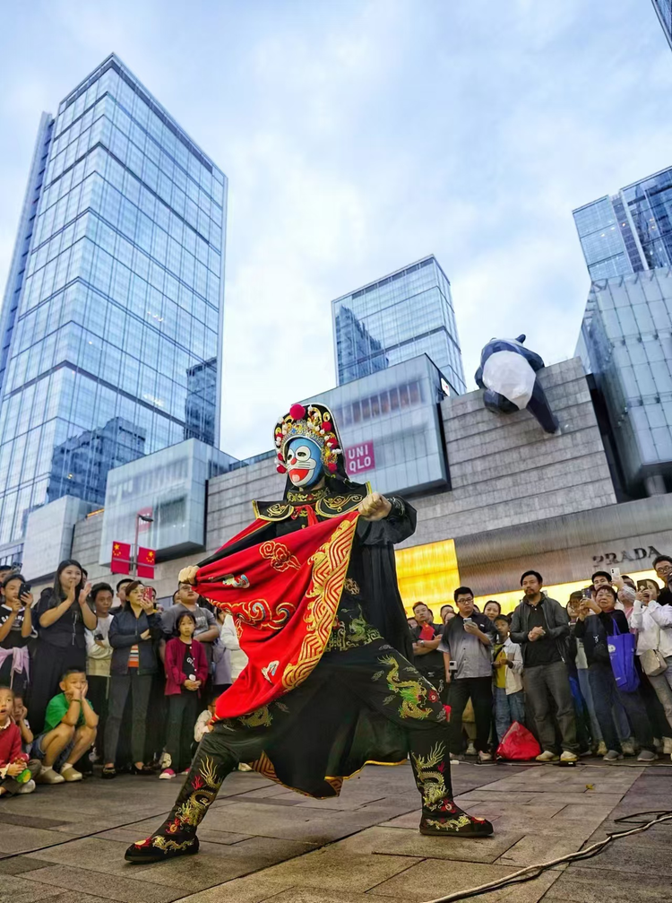 国庆假期 成都锦江区街头艺术展演绘就亮丽风景线