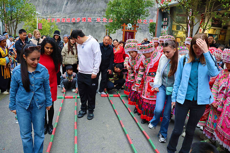 Les jeunes de la Route de la Soie s’associent à Xuyong : découvrir le patrimoine culturel immatériel de teinture à l’indigo et sentir le charme de la culture de l’ethnie Miao