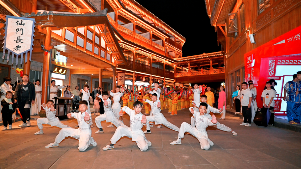 ¡El estilo más cool del "patrimonio cultural inmaterial"! El desfile del patrimonio cultural inmaterial de Emei encienden el entusiasmo del Festival