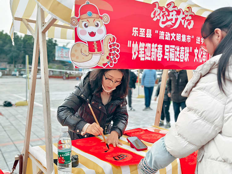 资阳乐至：“流动文明集市”的风“吹”进这个村