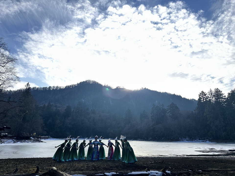 Captured Moments of Love in Aba: Jiawuhai Panda Park Scenic Area