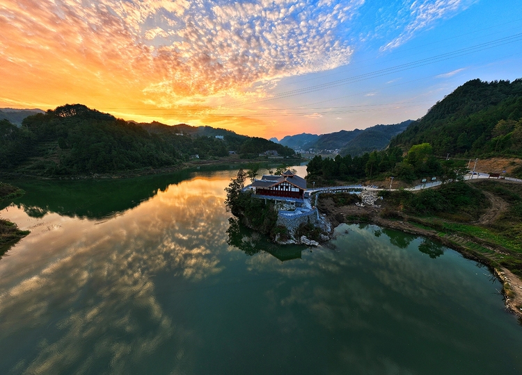 来四川看湖 品天府美景