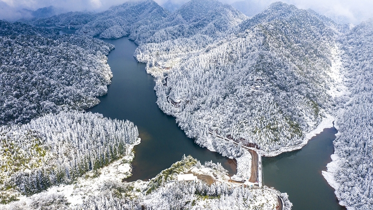 来四川看湖 品天府美景