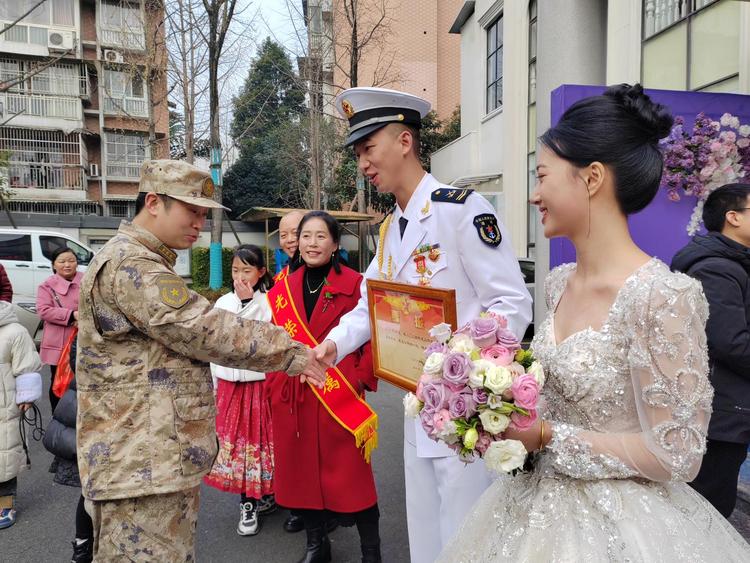 祝贺！新婚日又迎来三等功喜报，四川眉山军人“双喜临门”