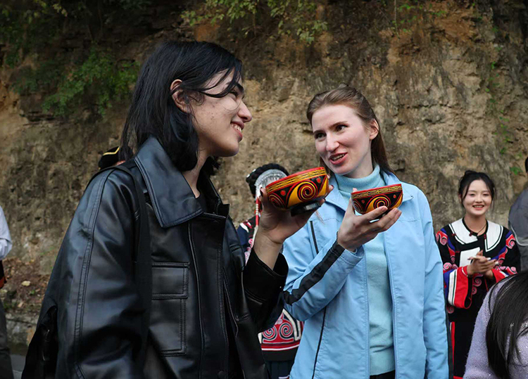 Jóvenes de la Ruta de la Seda visitan Shuilao en Xuyong para una cita con las costumbres de la etnia Yi