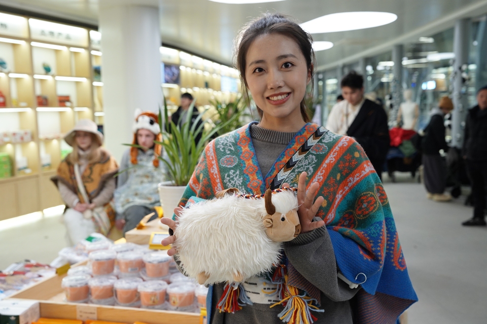 Captured Moments of Love in Aba: Ethnic Costume & Ice Cream