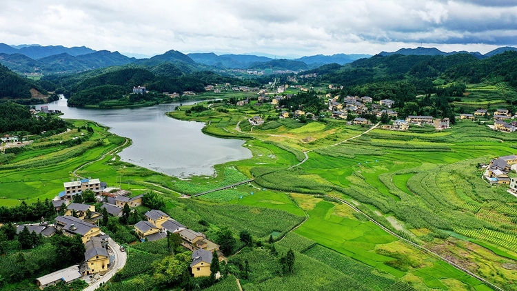 来四川看湖 品天府美景