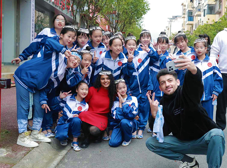 Jóvenes de la Ruta de la Seda se sumergen en Xuyong: experimentan el patrimonio cultural intangible Tie-dye y descubren el encanto de la cultura de la etnia Miao