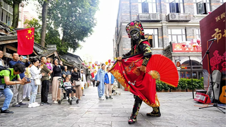 国庆假期 成都锦江区街头艺术展演绘就亮丽风景线