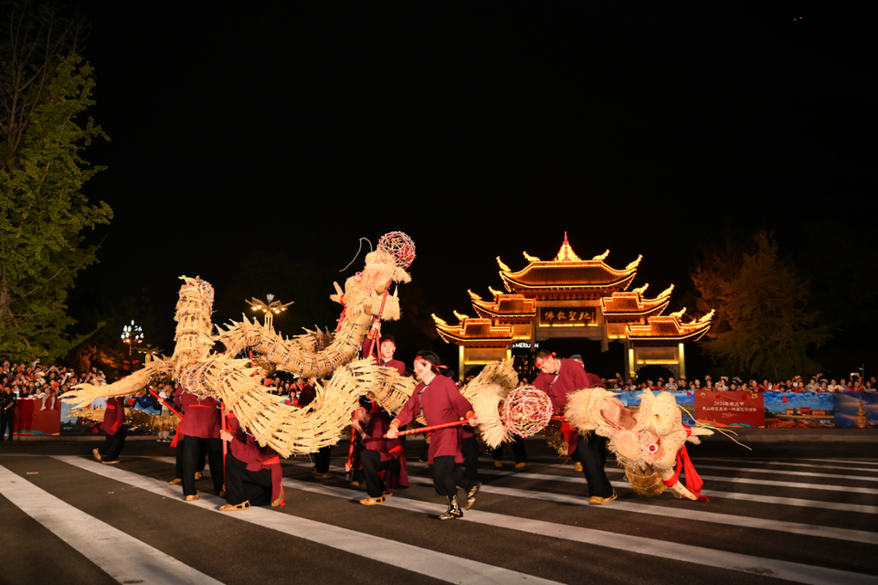 ¡El estilo más cool del "patrimonio cultural inmaterial"! El desfile del patrimonio cultural inmaterial de Emei encienden el entusiasmo del Festival