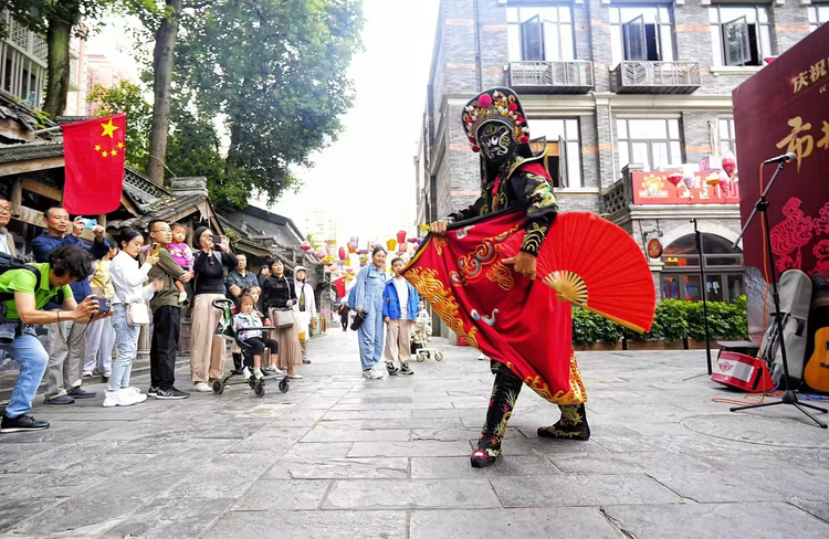 国庆假期 成都锦江区街头艺术展演绘就亮丽风景线