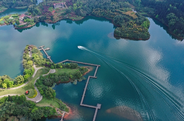 来四川看湖 品天府美景