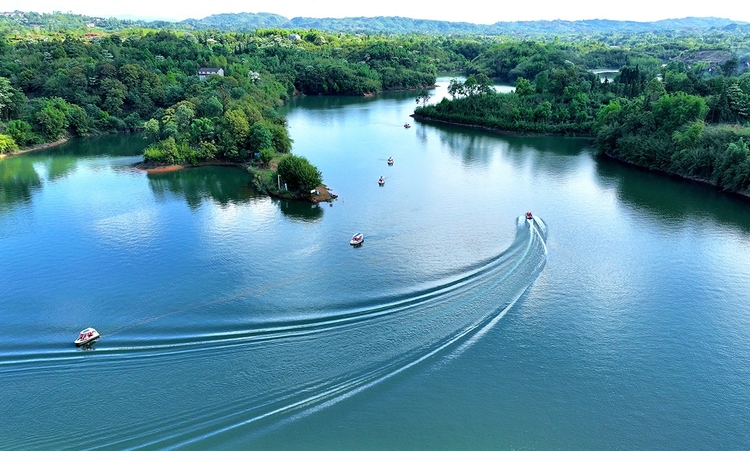 来四川看湖 品天府美景