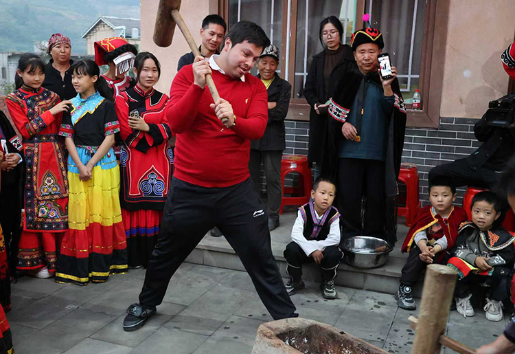 Jóvenes de la Ruta de la Seda visitan Shuilao en Xuyong para una cita con las costumbres de la etnia Yi