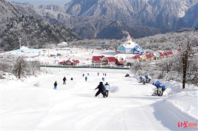 在成都花样玩雪 有滑雪场日均接待超3000人