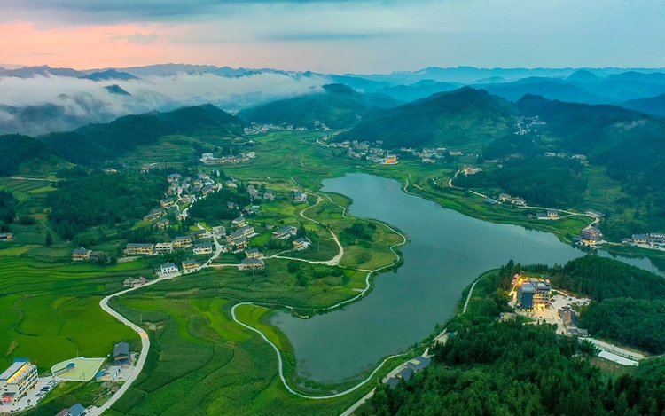 来四川看湖 品天府美景