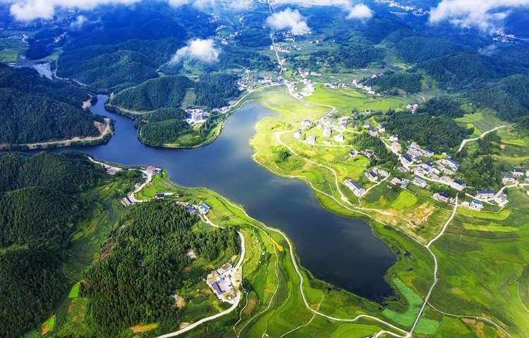 来四川看湖 品天府美景