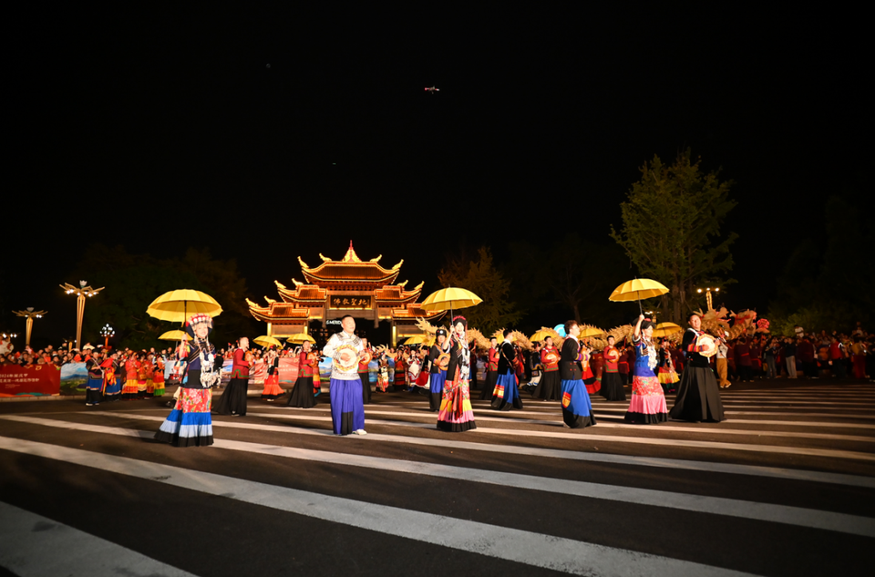 ¡El estilo más cool del "patrimonio cultural inmaterial"! El desfile del patrimonio cultural inmaterial de Emei encienden el entusiasmo del Festival