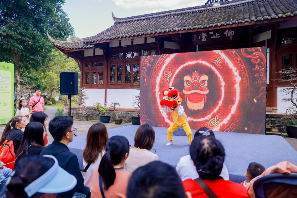 Recitar poesías, visitar exposiciones, visitar mercados, ver espectáculos... a visitar el Museo de Casa de Du Fu durante el feriado del Día Nacional