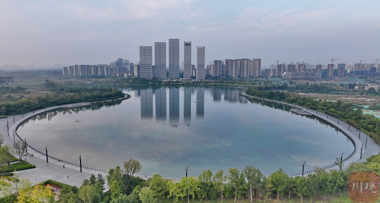 四川成都：怡心湖“美容师” 守护碧水清波成“风景”