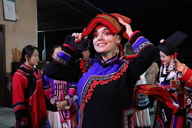 Jóvenes de la Ruta de la Seda visitan Shuilao en Xuyong para una cita con las costumbres de la etnia Yi