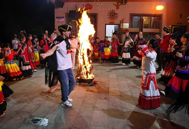 Silk Road Youth Visit Shuiliao Yi Ethnic Township in Xuyong for an Encounter with Yi Ethnic Charm