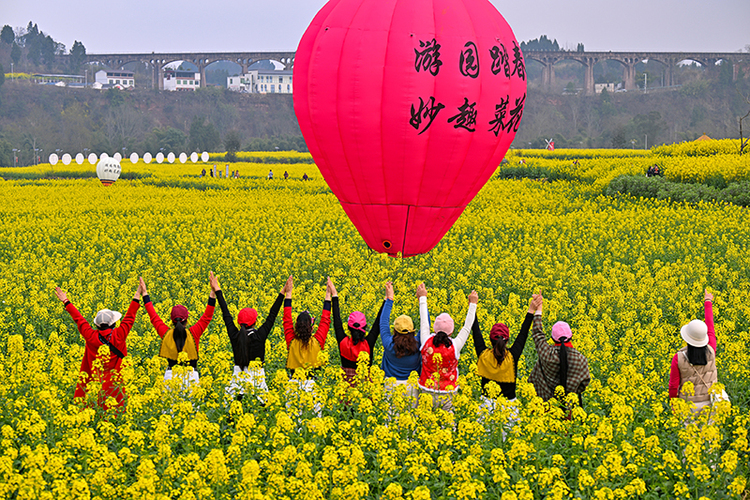 眉山仁寿：油菜花开春意浓_fororder_2025年3月9日，游客在四川省眉山市仁寿县青岗乡盘龙村的油菜花海中游玩拍照。-图9