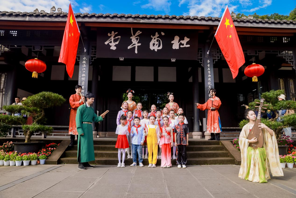 Recitar poesías, visitar exposiciones, visitar mercados, ver espectáculos... a visitar el Museo de Casa de Du Fu durante el feriado del Día Nacional