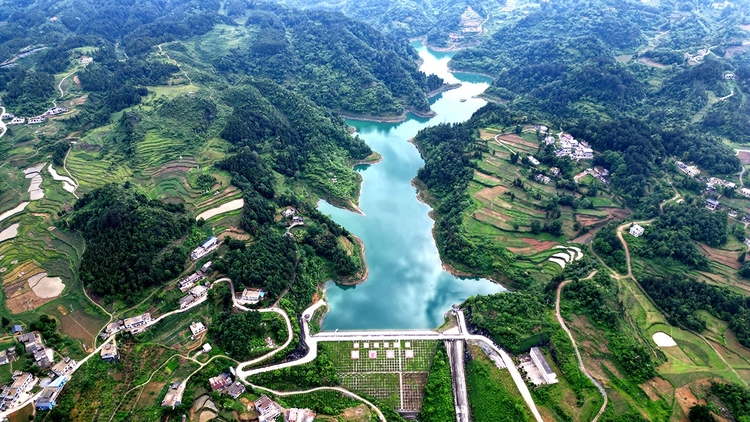 来四川看湖 品天府美景