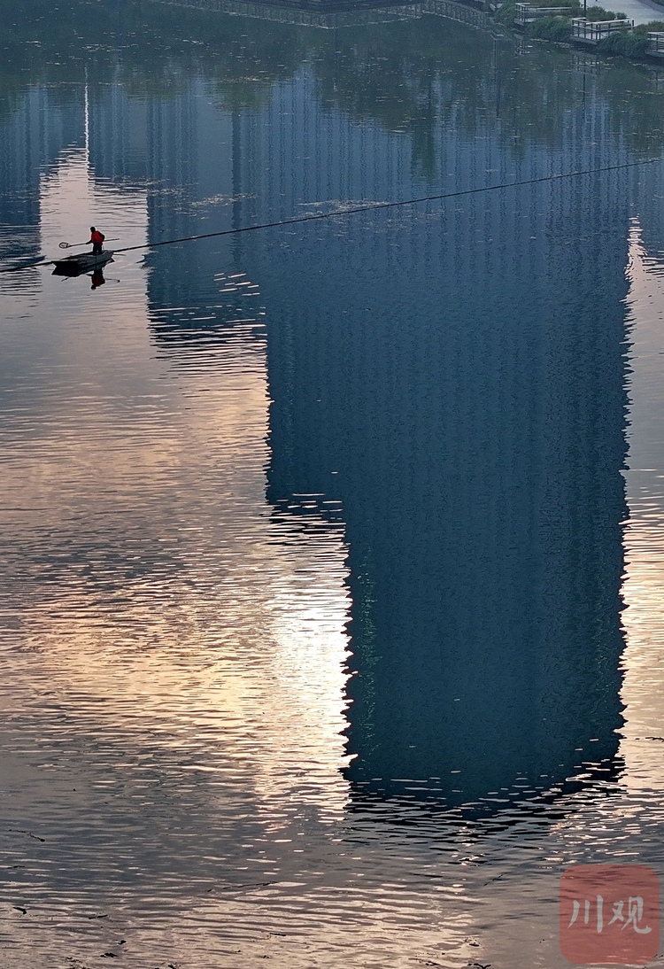 四川成都：怡心湖“美容师” 守护碧水清波成“风景”