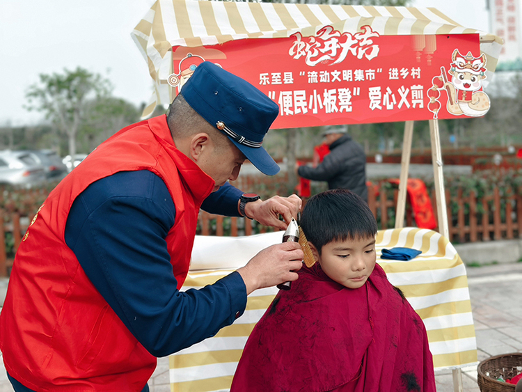 资阳乐至：“流动文明集市”的风“吹”进这个村