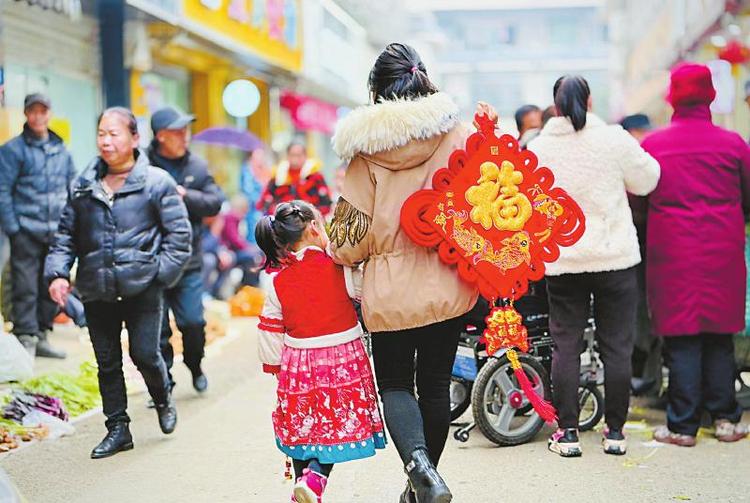 花红灯灿迎新春 背上“福气”过大年